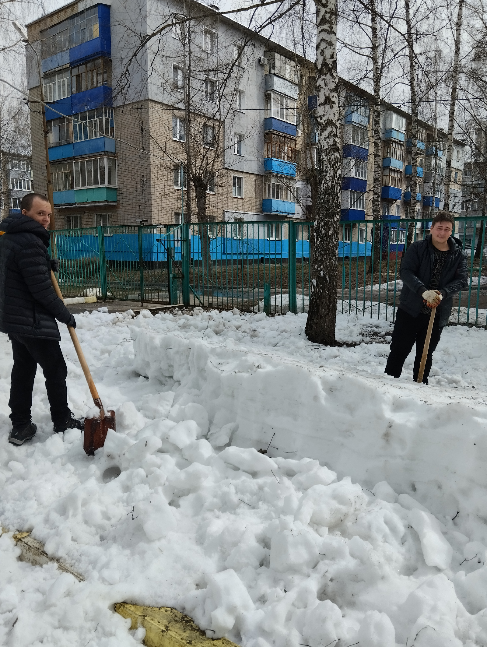 03.04.24 в рамках волонтёрской деятельности студенты каф. СЛПиМ, гр.22МОС1 Бижанов Дмитрий, Юрасов Артем и гр.21 МОЛ1 Сластухин Владислав оказали помощь в рыхлении снега МБДОУ детскому саду №109, г. Пензы Планета детства.